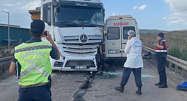 Adana'da TIR ile servis minibüsü çarpıştı; 4 ölü, 6 yaralı