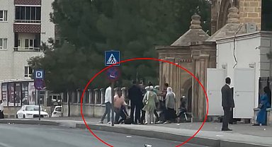 Adliye çıkışı tarafların yakınları arasında tekmeli yumruklu kavga kamerada