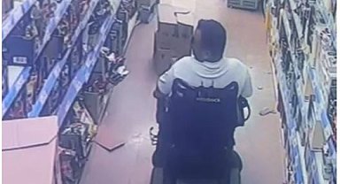 Akülü sandalye ile geldiği markette engelli gibi davranıp, hırsızlık yaptı; o anlar kamerada