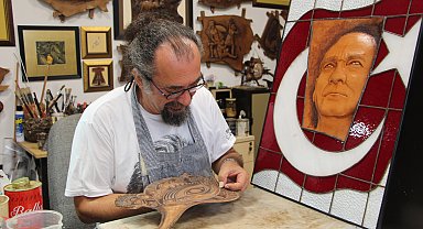 Anadolu medeniyetlerinin kültürel hazinelerini deri rölyefle yeniden yorumluyor