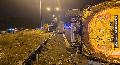 Ankara'da Çevre Yolunda TIR devrildi, trafik yoğunluğu oluştu