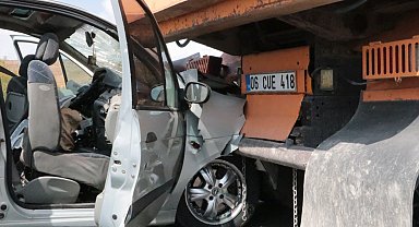 Ankara'da otomobil hafriyat kamyonuna çarptı: 2'si ağır, 5 yaralı