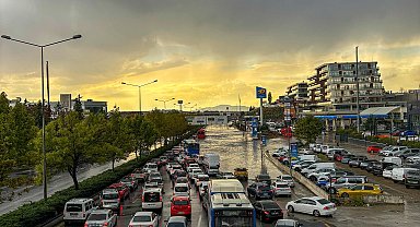 Ankara'da sağanak; yollar göle döndü