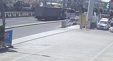 Ankara'da TIR, yolcu indiren otobüse arkadan çarptı; kaza kamerada