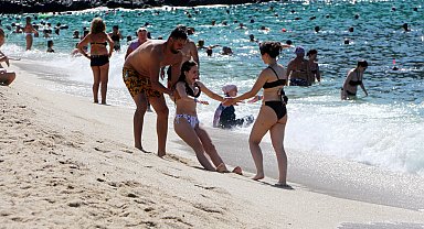 Antalya'da tatilcilerin deniz keyfi