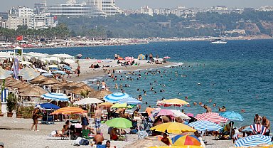 Antalya'da yeni eğitim dönemi öncesi sahiller doldu