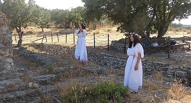 Antik kentte tiyatral gösterilerle ziyaretçilere dönemin ruhu yansıtılıyor