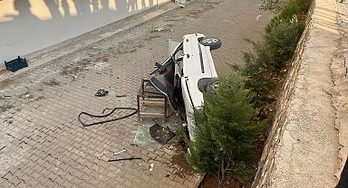 Apartmanın bahçesine devrilen otomobilin sürücüsü yaralandı