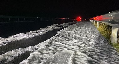Ardahan'da şiddetli dolu; karayolunu beyaz örtü kapladı