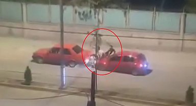 Arızalanan otomobili, kaputa oturup ayaklarıyla ittiler