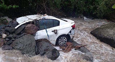 Artvin'de sel; park halindeki otomobil taşan derede sürüklendi