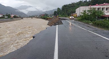 Artvin'de taşkın ve heyelanlara neden olan yağışta yol çöktü