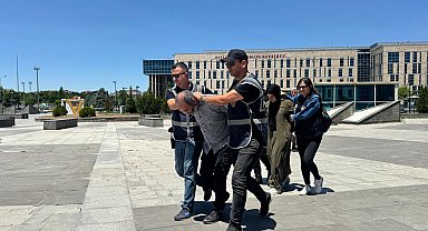 Atatürk Anıtı'na balta ile saldıran dayı ile yeğene 4 yıl 4'er ay hapis ve tahliye