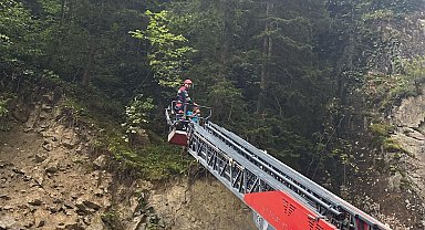 Baba-oğul, düşen dronu ararken kayalıklarda mahsur kaldı