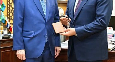 Bahçeli'den MYK üyesi Ali Uçak'a 'klasik araç' hediyesi