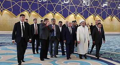 Bakan Güler, Astana Merkez Camisi'ni ziyaret etti