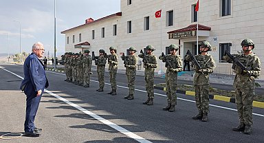 Bakan Güler, Bayburt'ta 17'nci Komando Tugay Komutan Yardımcılığın'da incelemelerde bulundu