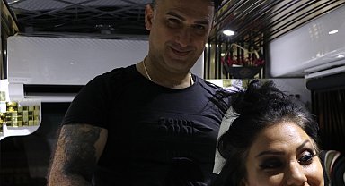 Bankacılığı bırakıp eşinin mesleği kuaförlüğe başladı; işini ve evini karavana sığdırdı