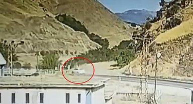 Baraj gölüne uçan otomobilin tavanında mahsur kalan anne ve kızı kurtarıldı