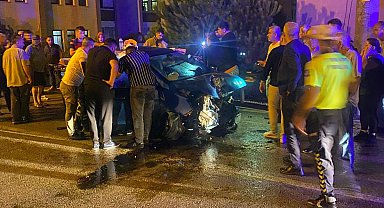 Bariyerlere çarpan otomobildeki anne ve kızı yaralandı