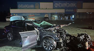 Bariyerlere çarpan otomobilin motoru koptu: 1'i ağır 2 yaralı