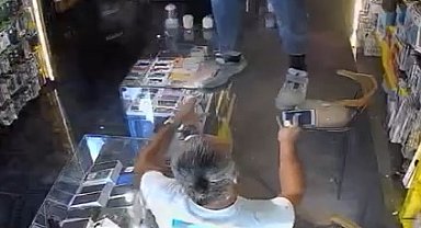 Bastığı zemin çökünce iş yerinin asma katında asılı kaldı; o anlar kamerada