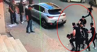 Batman'da kimlik göstermeyi reddeden şüpheliler ile polisler arasındaki arbede kamerada