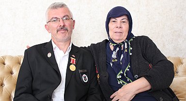 Bebek gibi bakarak, gazi oğlunun hayata tutunmasını sağladı