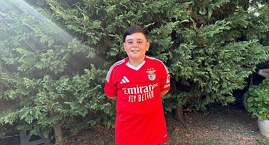 Benfica taraftarı sözünü tuttu; Rüzgar formasına kavuştu