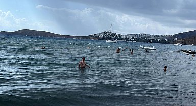 Bodrum'da turistler yağmura rağmen denize girdi
