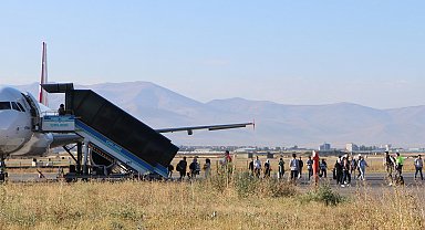 Bomba ihbarı asılsız çıkan Hindistan uçağındaki yolcular, kalkış saatini bekliyor