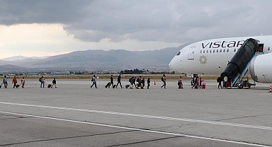 Bomba ihbarı asılsız çıkan Hindistan uçağındaki yolcular, yeni bir uçakla Frankfurt'a uçtu