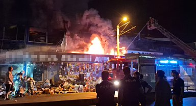 Bursa'da hediyelik eşya ve plastik malzeme satan mağaza alev alev yandı