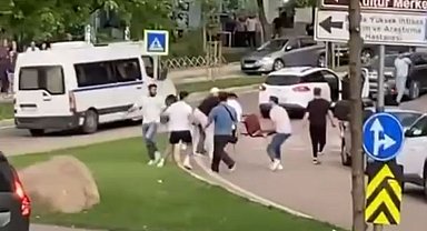 Bursa'da husumetli iki grubun sandalyeli kavgası kamerada