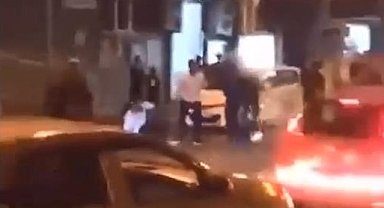 Bursa'da iki grubun tekmeli yumruklu kavgası kamerada