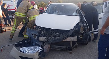 Bursa'da otomobiller çarpıştı: 6'sı çocuk 12 yaralı