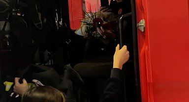 Bursalı itfaiyeciden 'kampana' sesiyle evlilik teklifi; meslektaşıyken eşi oldu