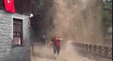 Çal Mağarası'nda şelale taştı; mahsur kalanlar kurtarıldı