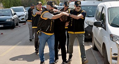 Çalıştıkları mobilyacıyı kurşunlayıp, patronlarından haraç istediler