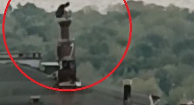 Cezaevi firarisi, saklandığı evin bacasından çatıya çıkarken yakalandı; o anlar kamerada