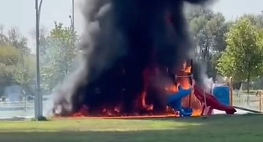 Çocuk parkındaki oyun grupları yandı