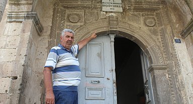 Defineciler, boşaltılan mahalledeki tarihi ilkokulu talan etti