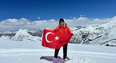 Deniz Kayadelen, Hudson Nehri'ni 7 saat 58 dakikada yüzerek Türkiye rekorunu kırdı