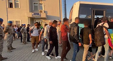 Denize açılmaya hazırlanan teknede 50 kaçak göçmen yakalandı