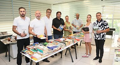 Deprem enkazında elinde kitapla bulunan rehberin 2 bin kitabı dağıtılıyor