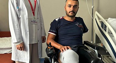 Depremde 2 bacağı ve kolunu kaybeden Hamza, protezle ayağa kalktı