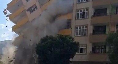 Depremde hasar alan 6 katlı bina yıkım sırasında çöktü