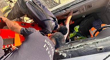 Devrilen kamyonda sıkışan şoför yaralandı