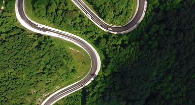 Domaniç Dağları'na uzanan 'kıvrımlı yollar'ın eşsiz manzarası