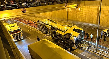 Domates yüklü TIR, alt geçitte devrildi; şoför öldü